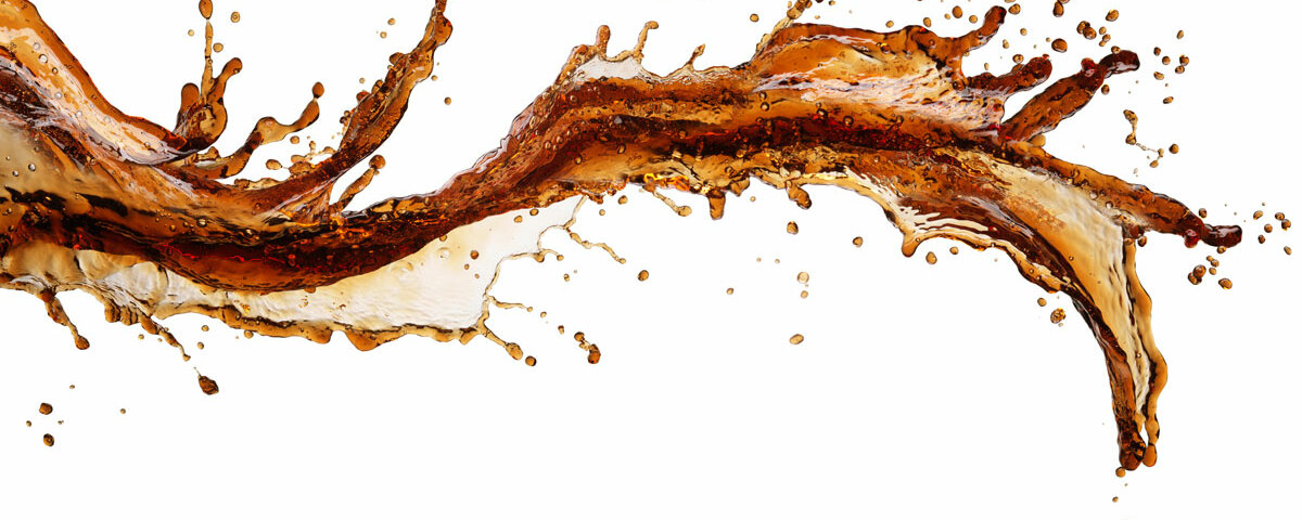 Cola schwappt durch das Bild.