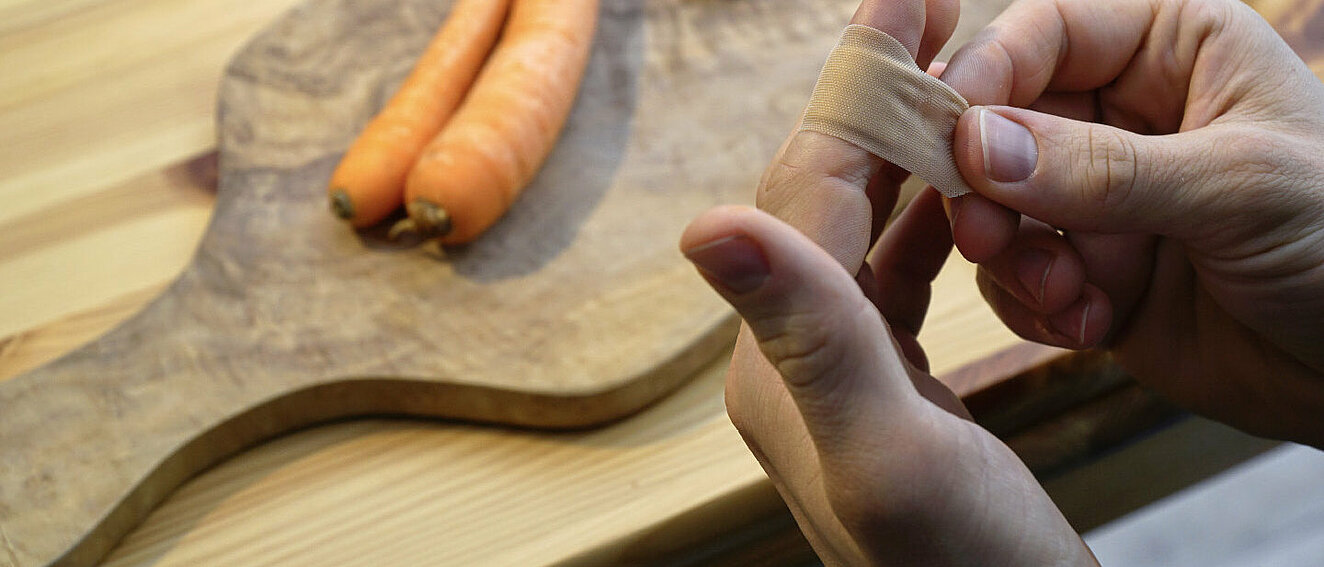 © Eike Leppert / iStock / Getty Images Pflaster auf Finger © Eike Leppert / iStock / Getty Images