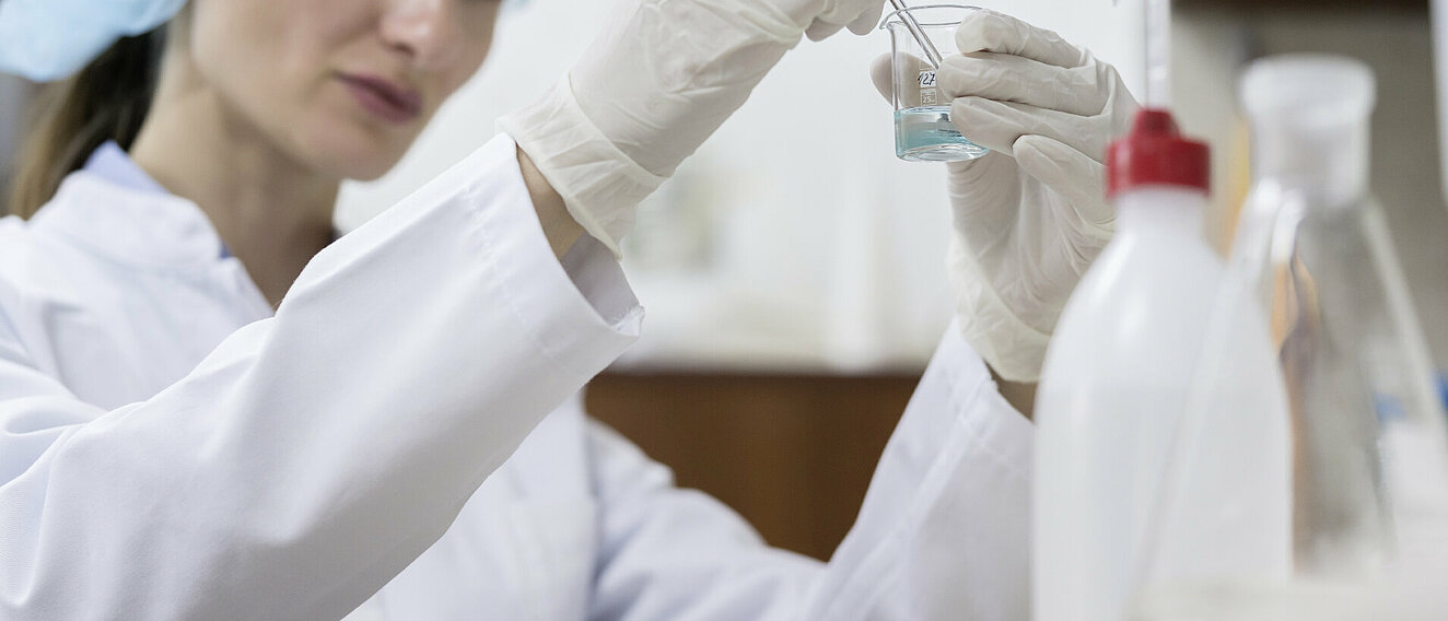 Frau im Labor © Kzenon / stock.adobe.com