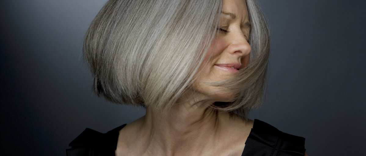 Frau mit grauen Haaren. © Ralf Nau / DigitalVision / Getty Images