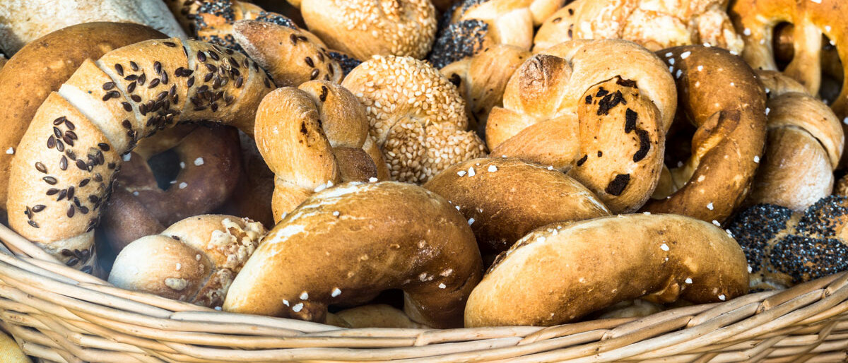 Ein Korb mit Backwaren, Brötchen und Brot