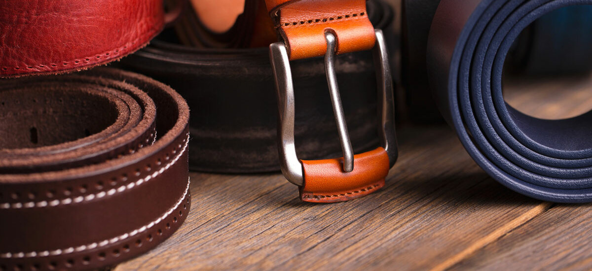 Mehrere Gürtel in Leder-Optik aufgerollt