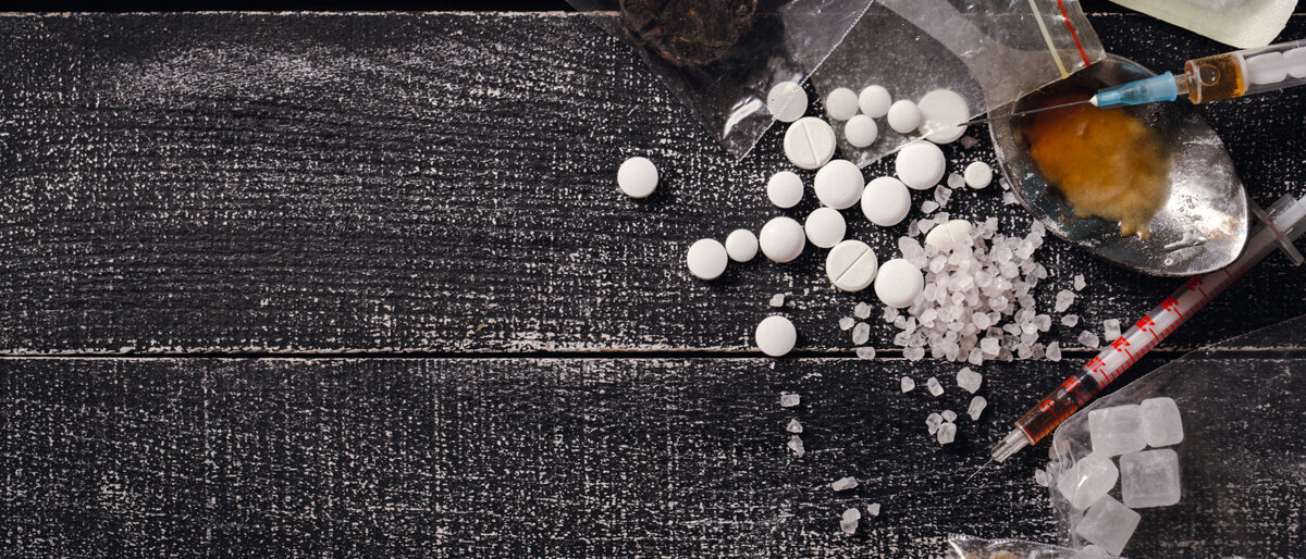 Harte Drogen auf einem dunklen Tisch.