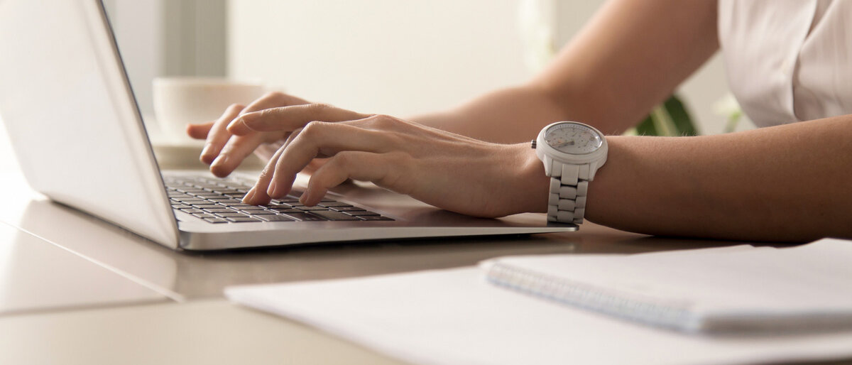 Jemand recherchiert am Laptop.