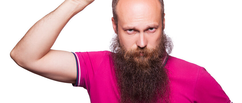 Fast kahler Mann hantiert mit Rundbürste