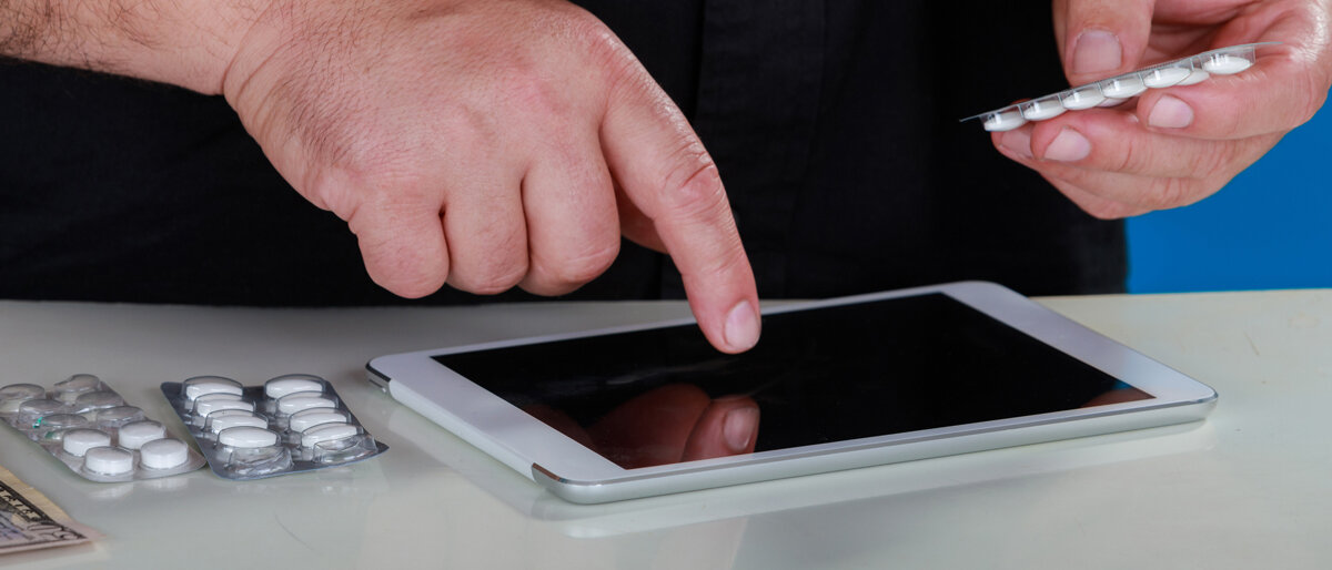 Mann bestellt seine Tabletten im Internet