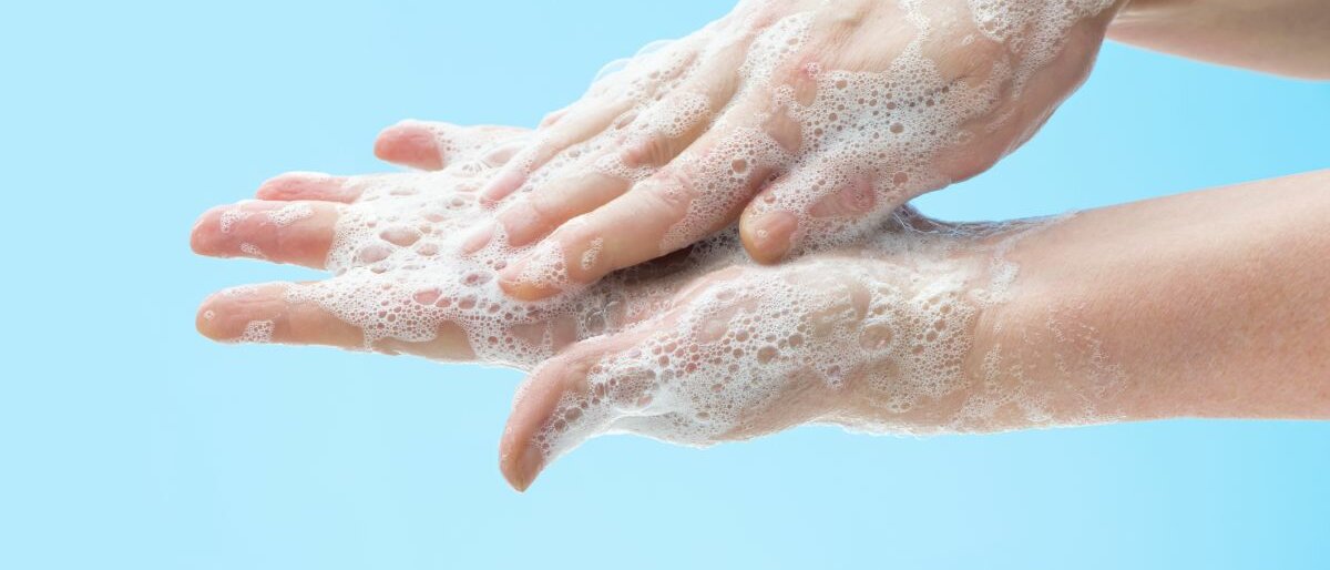 Nahaufnahme von eingeseiften Händen