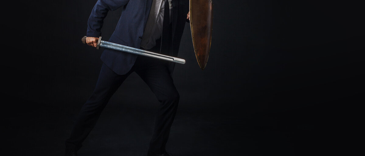 Ein Mann verteidigt sich mit Schwert und Schild.