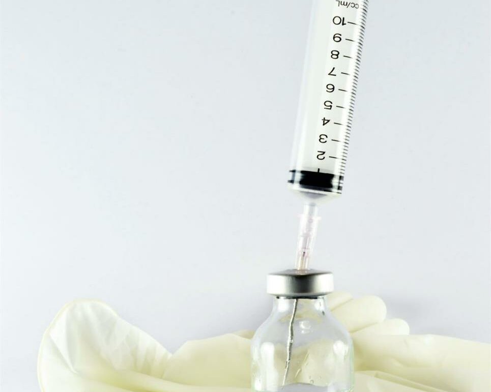 © Sahaphon Phanpakdee / 123rf.com Handschuhe und Spritze © Sahaphon Phanpakdee / 123rf.com