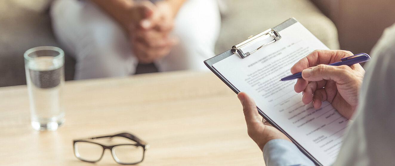 Patientengespräch beim Psychiater Patient und Psychiater im vertraulichen Gespräch