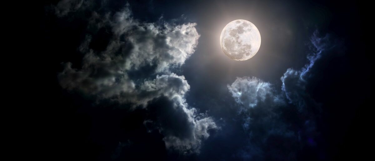 Mond bei Nacht und Wolken
