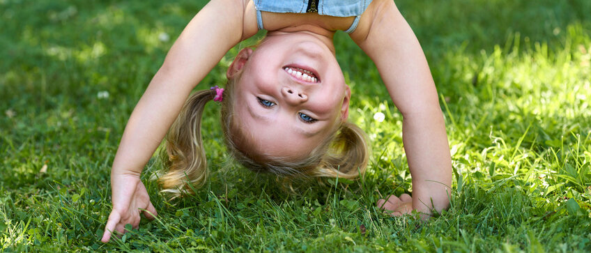 Kind steht auf dem Kopf