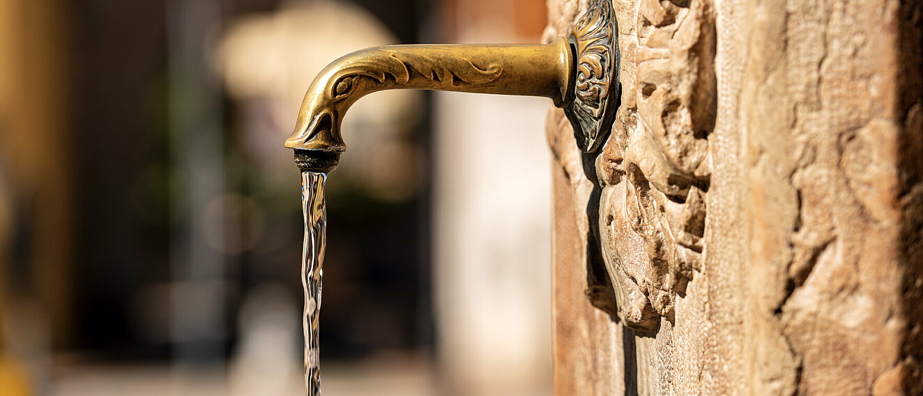 Wasser läuft aus Wasserhahn. © Alberto Masnovo / iStock / Getty Images Plus