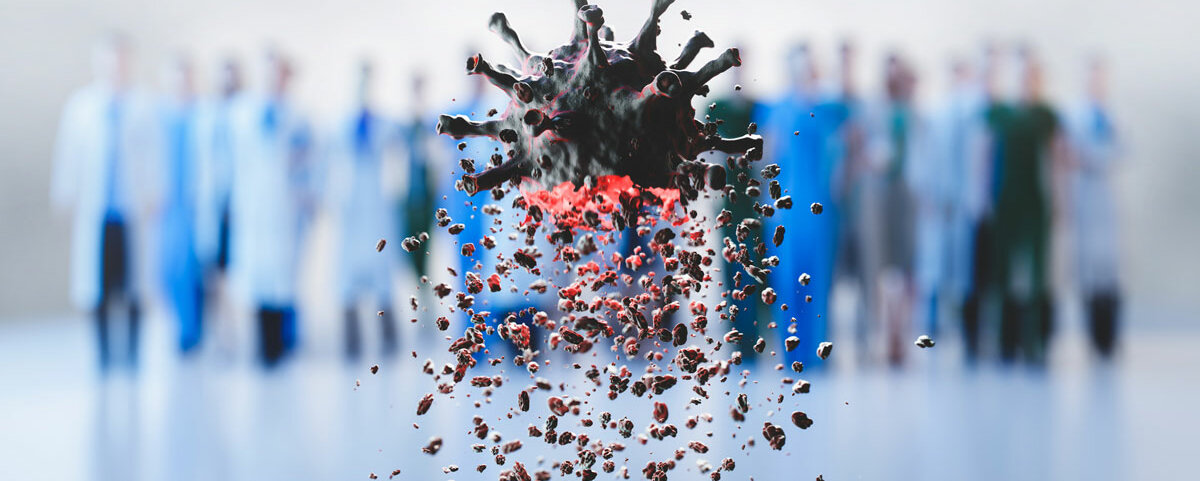 Vor einer Menschengruppe in Kitteln und Kasaks sieht man ein zerfallendes Coronavirus.