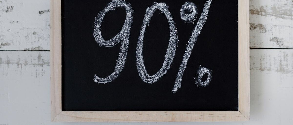 Eine Tafel auf der mit Kreide 90 Prozent geschrieben wurde.
