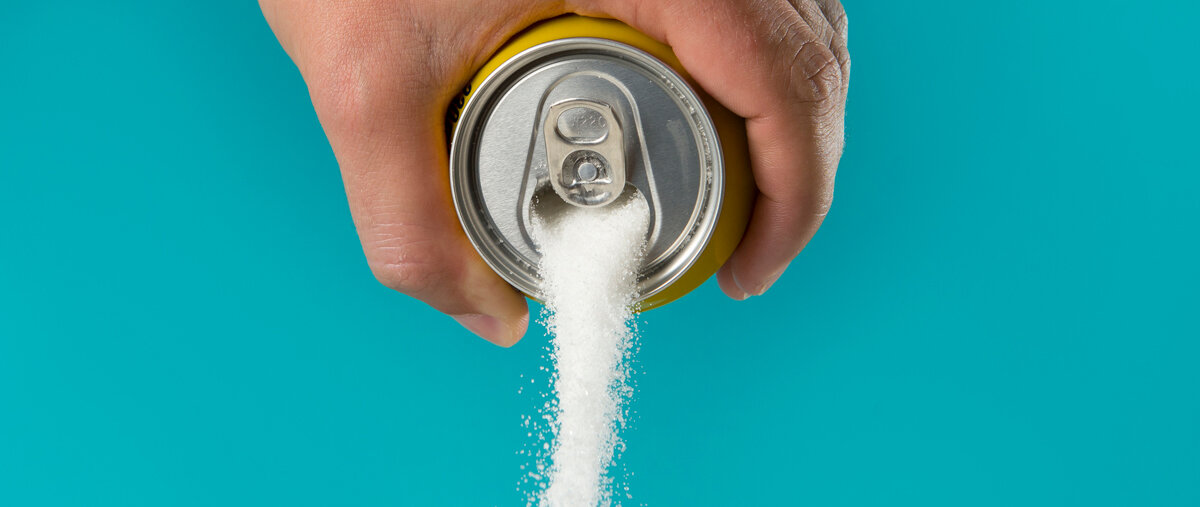 Aus einer Dose rieselt der Zucker