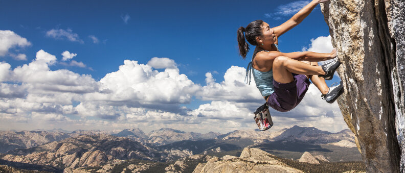 Kletternde Frau © gregepperson / iStock / Getty Images