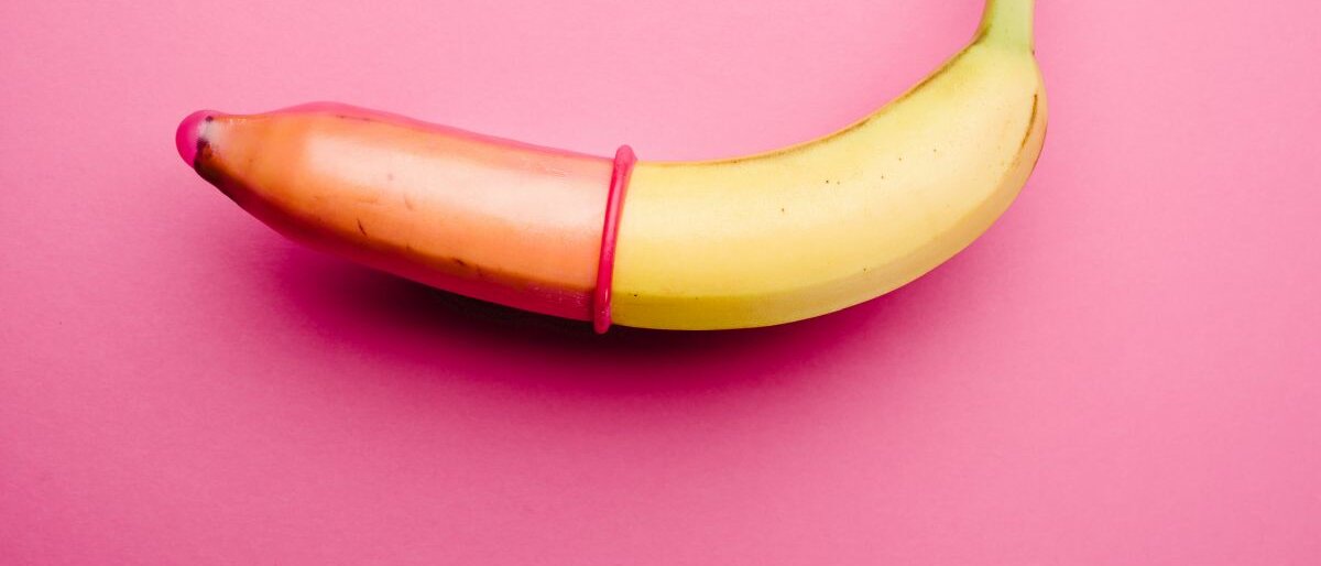 Ein Kondom wurde über eine Banane gezogen.