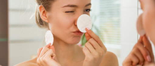 Wattepads im Gesicht. © Sasha_Suzi / iStock / Getty Images 