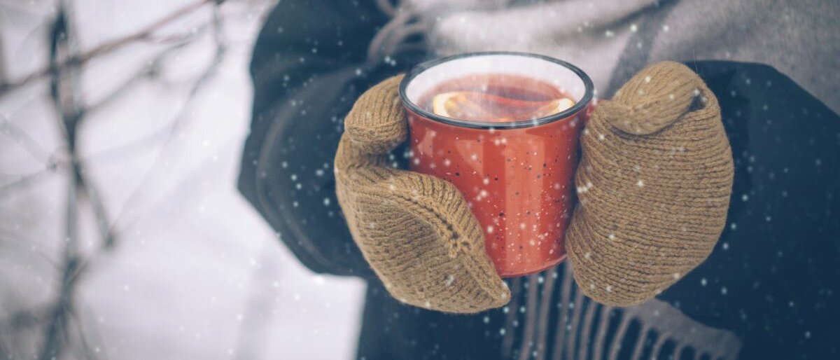 Glühwein Jemand hält eine Tasse Glühwein in den Händen.