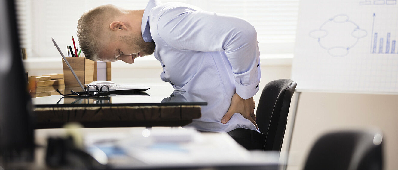 Mann am Schreibtisch © AndreyPopov / iStock / Getty Images