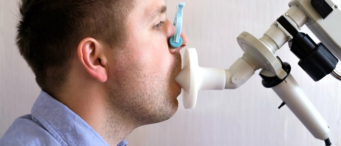 Mann beim Lungenfunktionstest © Koldunova_Anna / iStock / Getty Images