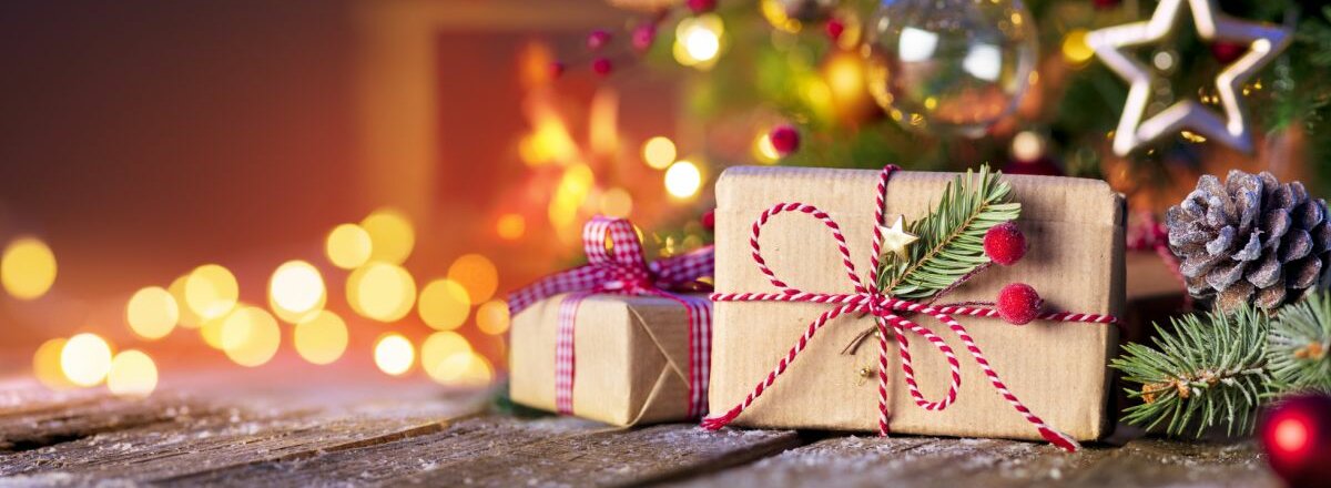 Geschenke unter einem Weihnachtsbaum