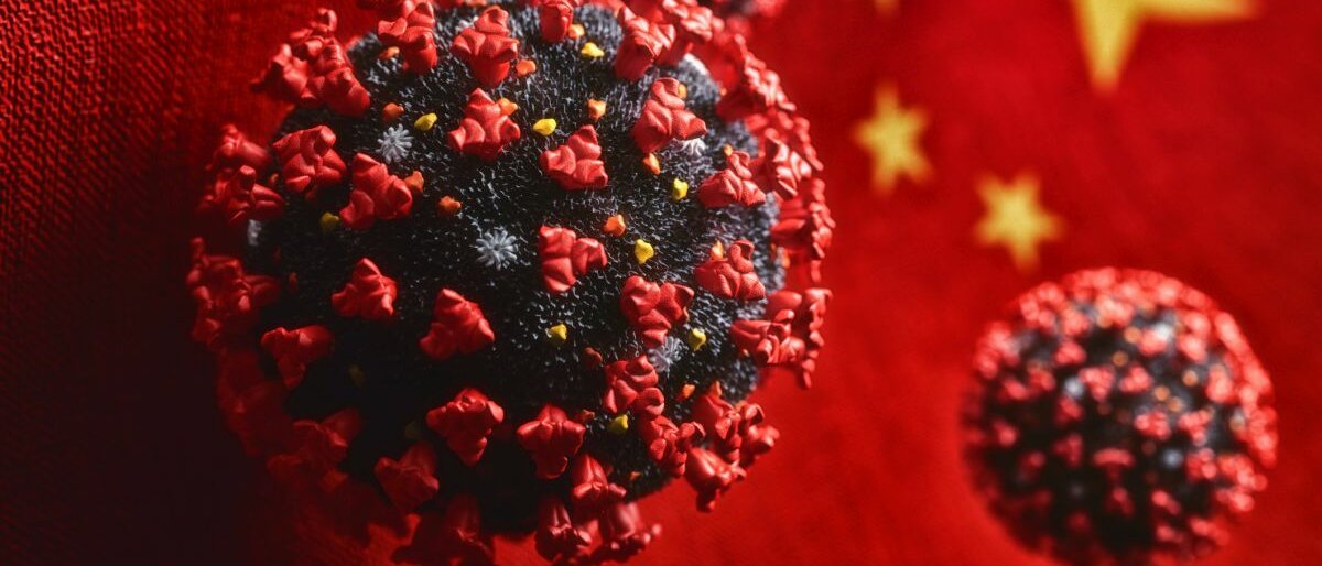 Grafische Darstellung des Coronavirus vor einer China-Flagge.