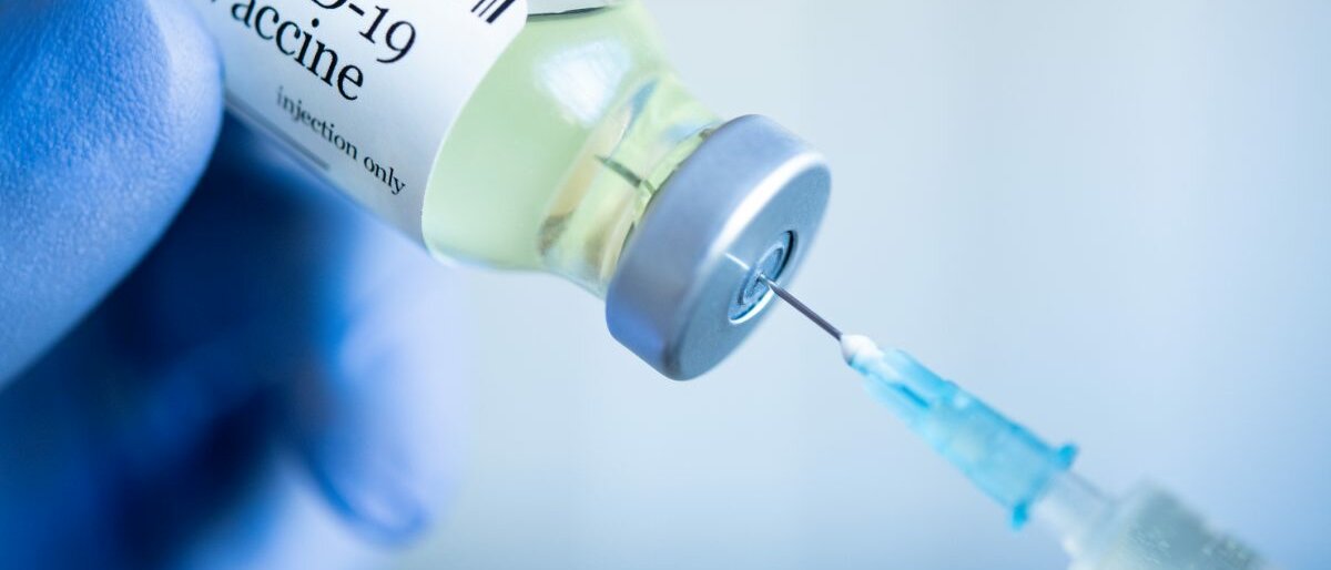 Vorbereitung der Injektion eines COVID-19-Impfstoffs.