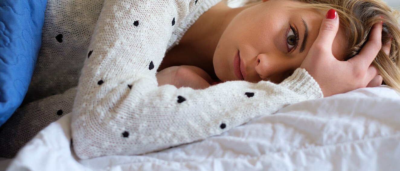 Frau liegt im Bett © tommaso79 / iStock / Getty Images