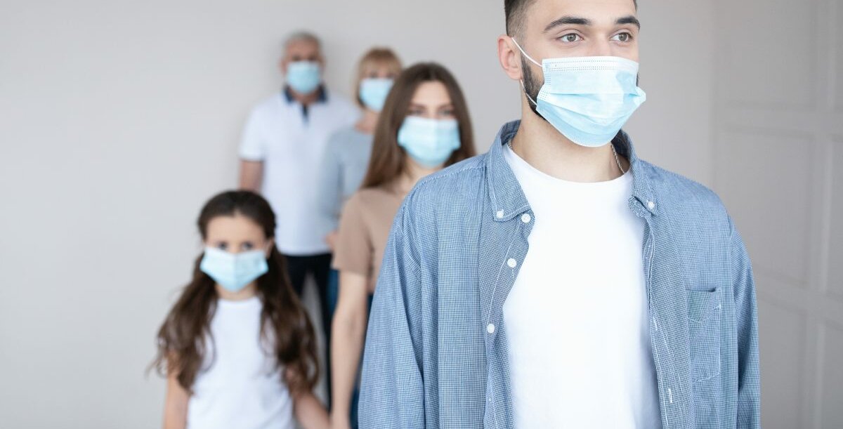 Reihenfolge Verschiedene Menschen verschiedenen Alters stehen in einer Reihe hintereinander und tragen eine Maske.