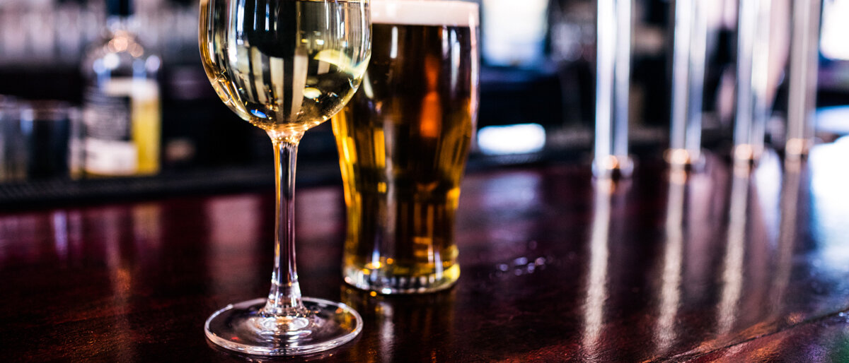 Ein Glas Wein und ein Bier in einer Bar
