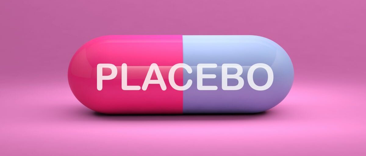 Placebo Eine übergroße pinke Tablette, auf der "Placebo" steht.