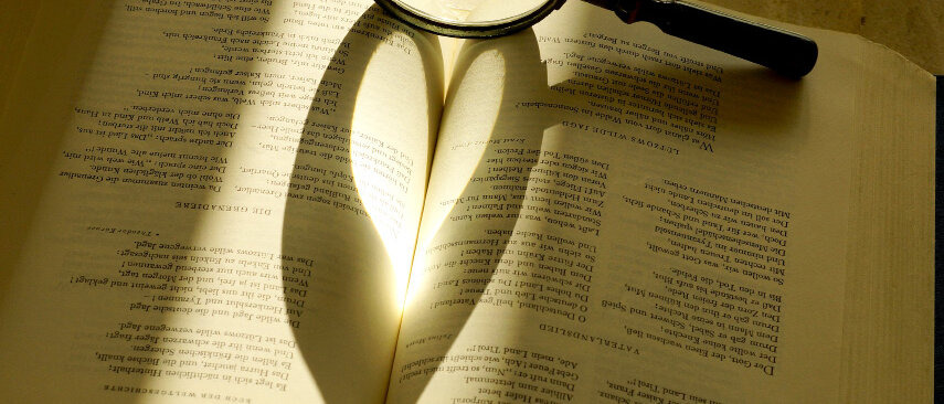 Lupe auf Buch © Matthias Stolt / stock.adobe.com