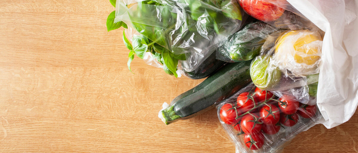 Lebensmittelverschwendung Eine Tüte voller Einkäufe und alles ist einzeln eingeschweißt