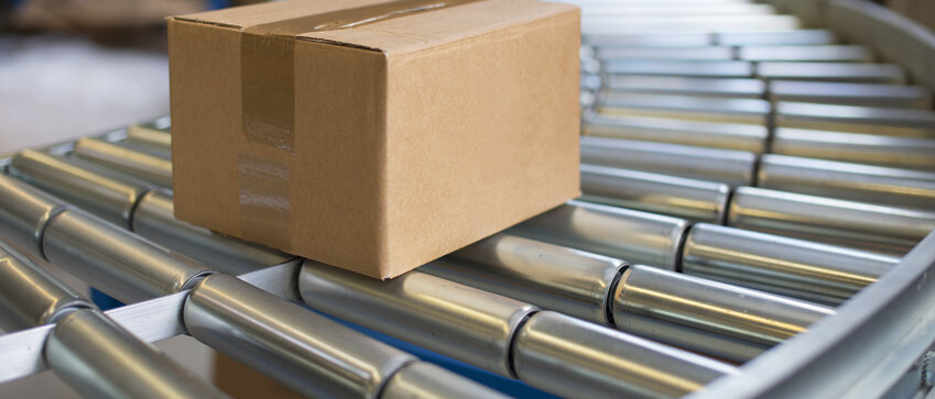 Paket auf Fließband