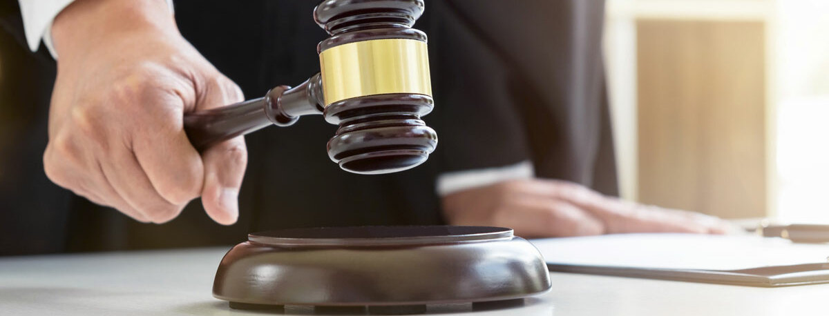 Richterhammer wird aufgeschlagen.