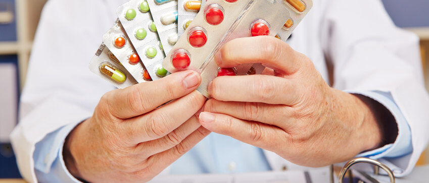 Apotheker hält Tabletten in der Hand