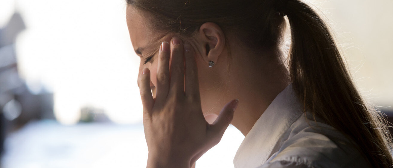 Frau mit Kopfschmerzen © fizkes / iStock / Getty Images