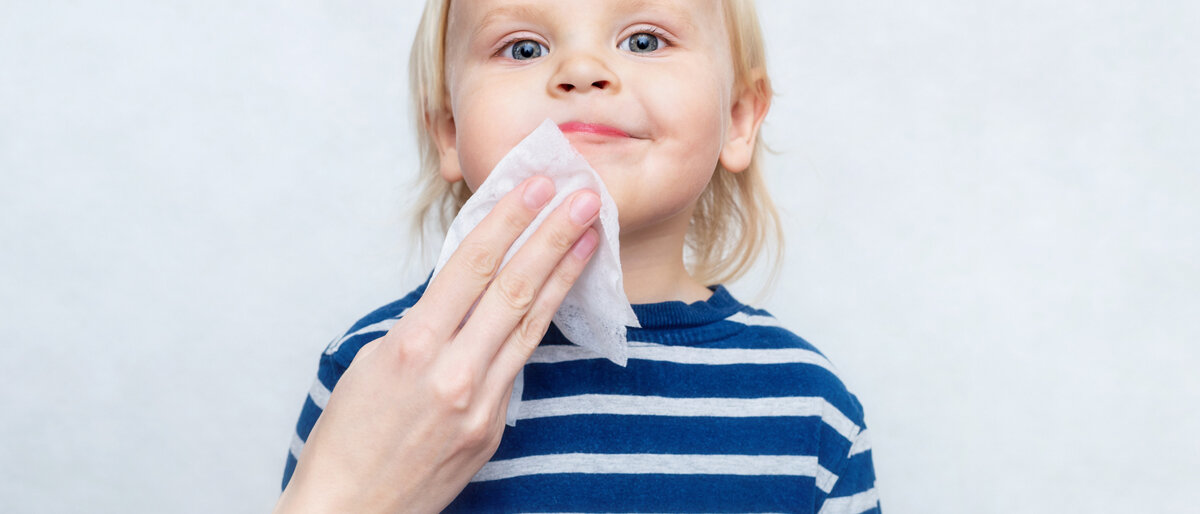 Ein Kleinkind bekommt die Nase geputzt.