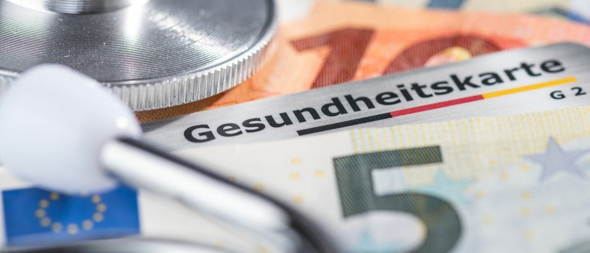 Krankenkasse Geld, ein Stethoskop und eine Krankenkassenkarte.