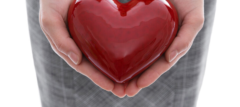 Frau hält rotes Herz