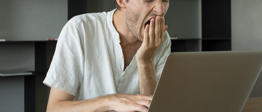 Mann ist furchtbar müde auf der Arbeit