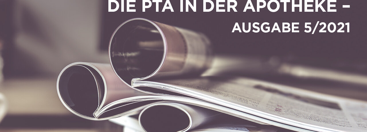 Aufgeschlagene Zeitschriften und der Schriftzug "DIE PTA IN DER APOTHEKE - AUSGABE 5/21"
