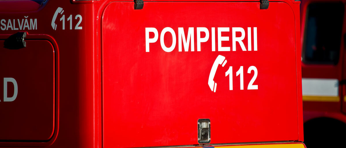 Auf einem roten Feuerwehrwagen steht "Pompierii 112".