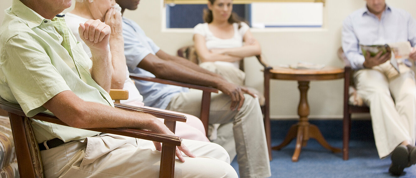 Menschen im Wartezimmer © monkeybusinessimages / iStock / Getty Images