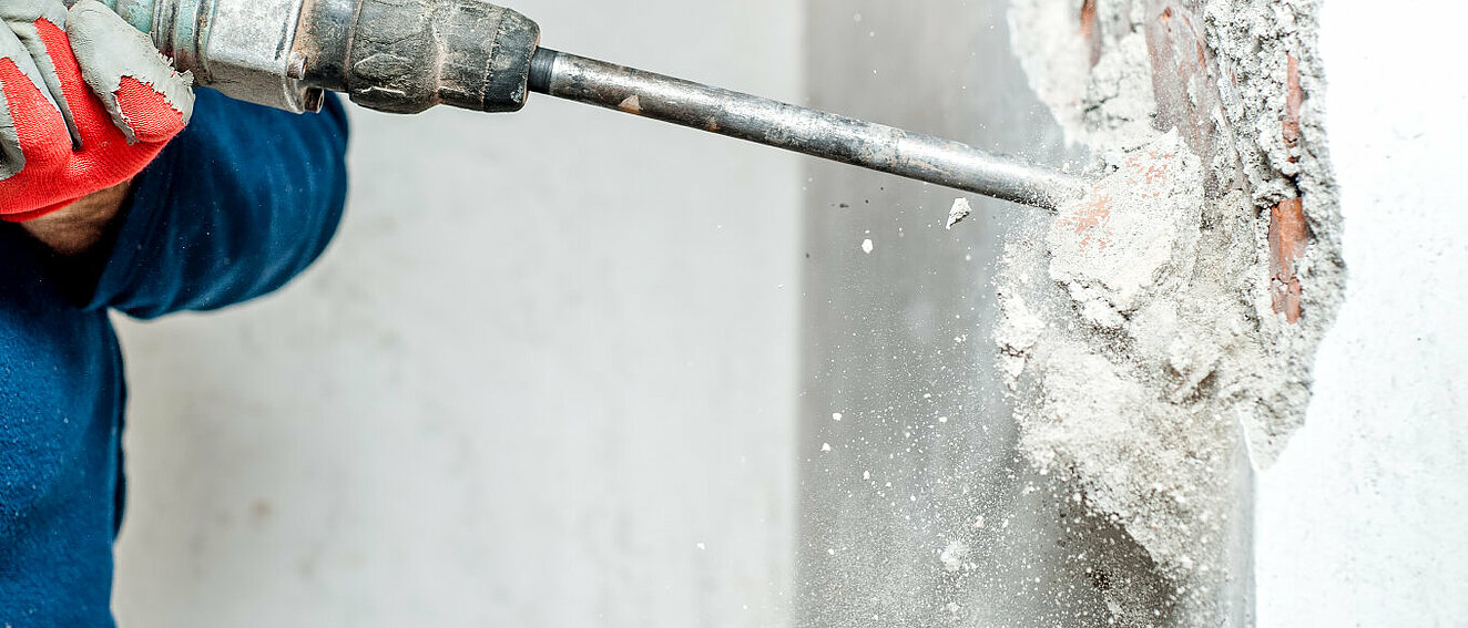 Presslufthammer an Wand © Bogdanhoda / iStock / Getty Images