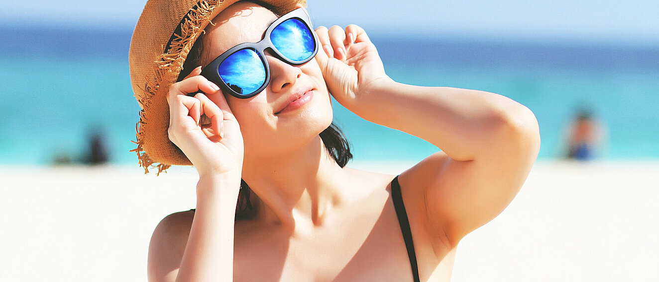 Frau am Strand © Artfully79 / iStock / Getty Images