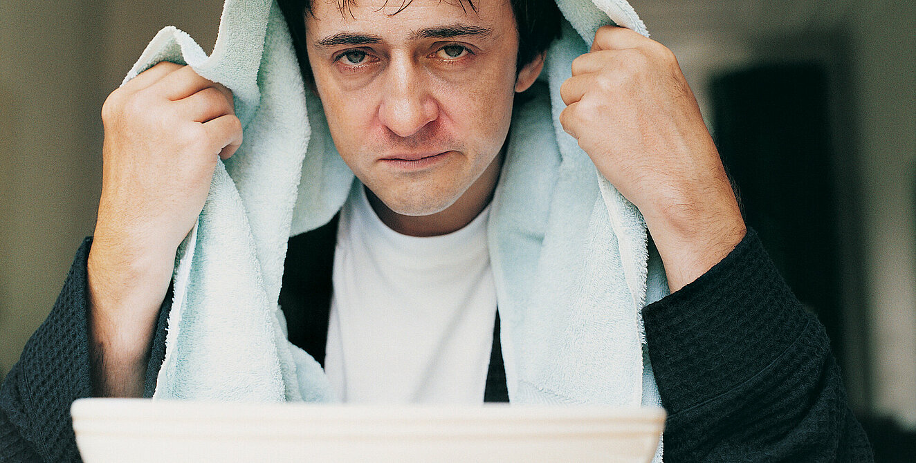 Leidender Mann inhaliert