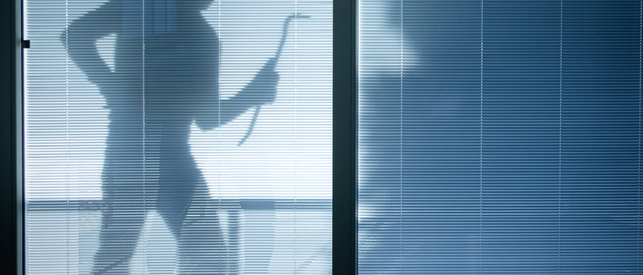 Einbrecher vor Fenster © tommaso79 / iStock / Getty Images